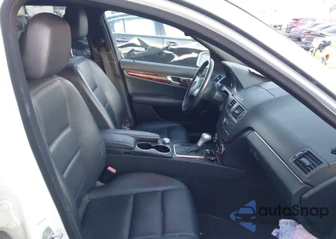 2010 Mercedes-Benz C 300 Luxury 4Matic/Sport 4Matic z USA, uszkodzony, nr VIN WDDGF8BB2AR131105